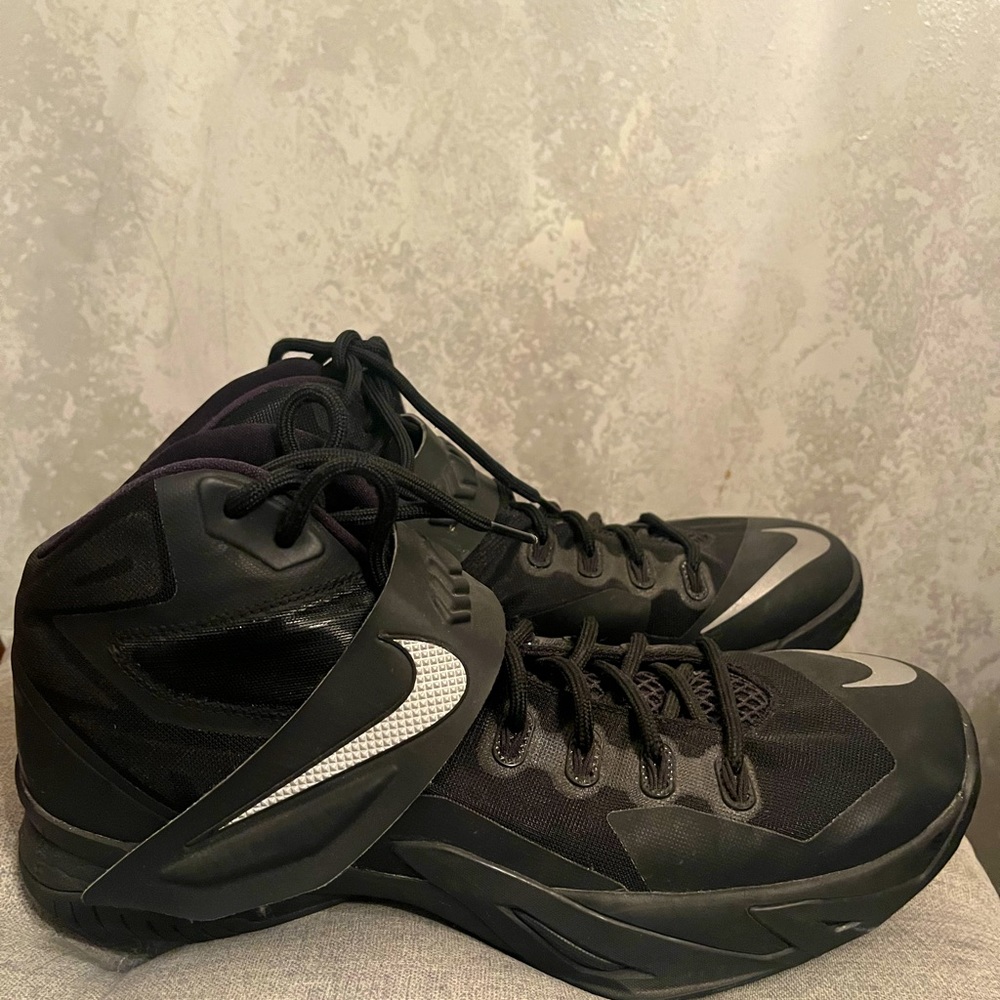 NIKE ZOOM SOLDIER VIII  Size 13 N653641-001